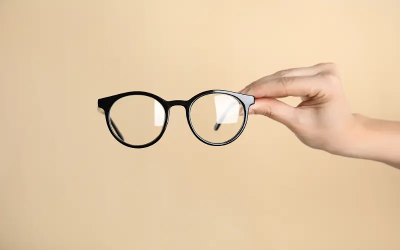 Lời khuyên từ chuyên gia: Mắt cận 1 độ có nên đeo kính không? 