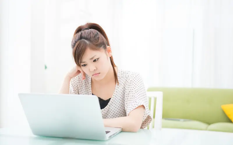 mắt điều tiết quá mức khi nhìn gần lâu