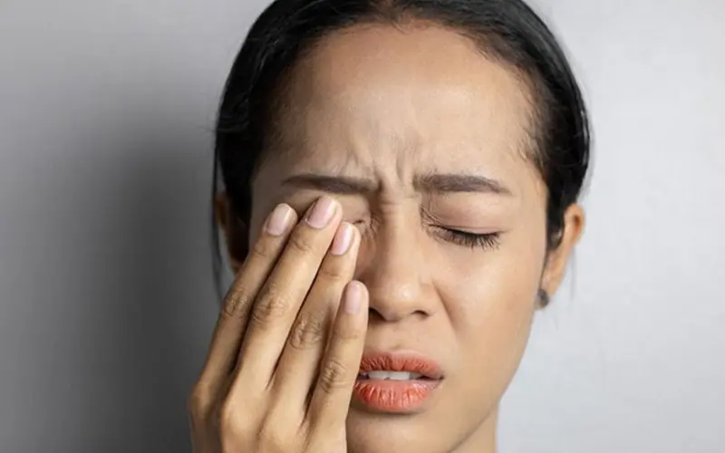 lệch vạt giác mạc